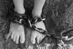 В Одесской области мать приковала 11-летнюю дочь на железную цепь (видео)