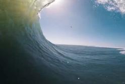 Внутри гигантской волны: серфер снял покорение волны на камеру (видео)
