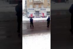 В Харькове облили краской офис ОПЗЖ, а к входной двери примотали гранату (видео) 