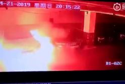 Взрыв Tesla на китайской парковке попал на камеру (видео)