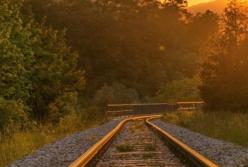 За секунду до смерти вытащили прыгнувшую под поезд женщину: уникальные кадры (видео)