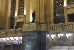 Мужчина угрожал броситься с высоты колонны в зале вокзала Киева