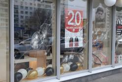 В Киеве расстреляли витрину магазина (видео)