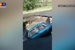 В Полтаве автомобиль провалился под землю на 5-метровую глубину (видео)