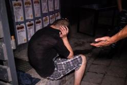 В Киеве неадекват с ножом напал на посетителей кафе (видео)