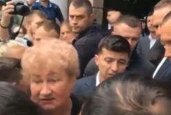 Зеленский попал в давку в Николаеве (видео)