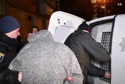 В центре Киева мужчина разгромил подъезд и угрожал взорвать гранату: парадное штурмовал спецназ (видео)