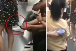 Спас девушку от извращенца в китайском метро (видео)