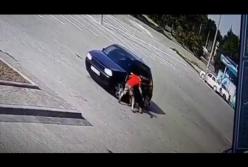 На Львовщине легковушка дважды переехала четырехлетнюю девочку (видео)