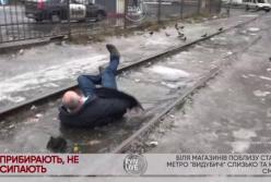 В Киеве мужчина напал на журналистку во время репортажа, а потом упал в лужу прямо в кадре (видео)