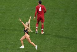 Как супермодель бегала в купальнике в финале Лиги чемпионов (видео)