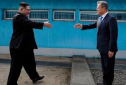 Первые секунды сенсационной встречи лидеров КНДР и Южной Кореи (видео) 