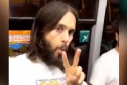 Сюрприз от звезды Голливуда: Джаред Лето выступил на пешеходном мосту в Киеве (видео)