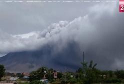 На Суматре вулкан выбросил гигантское облако пепла (видео)