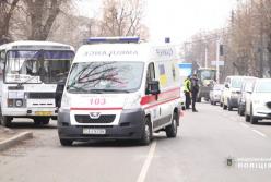 В Черкассах водитель сбил женщину и попытался скрыться, затащив пострадавшую в свой автомобиль (видео)