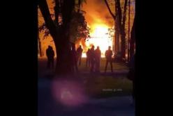 В Виннице пожар уничтожил детские аттракционы (видео)