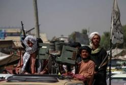 Талибы летали на вертолете с привязанным мужчиной (видео)