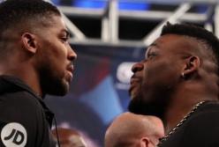 Чемион мира по боксу и американский претендент чуть не побили друг друга в прямом эфире (видео)