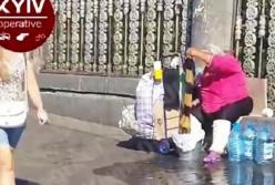 В Киеве женщина стирала белье посреди улицы (видео)