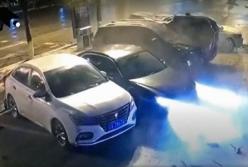 Автомобильный паркур: авто после аварии приземлилось на свободное место парковки (видео)
