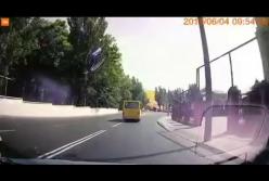 Водитель за рулем школьного автобуса устроил беспредел на дороге (видео)