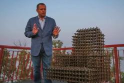 Филатов выиграл пари у Зеленского и установил железное "кресло мэра" на мосту (видео)