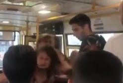 В киевской маршрутке две женщины подрались из-за места (видео)