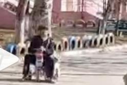 В Запорожье на детском велосипеде разъезжал пенсионер (видео)