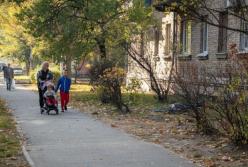 В Киеве женщина выпала из окна, пока ее дочь спала (видео)