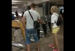 В метро Киева мужчина пропускал пассажиров бесплатно (видео)