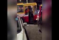 В Одессе водители троллейбусов подрались посреди дороги (видео)