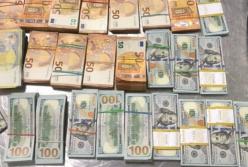 Во Львове у иностранок изъяли рекордное количество валюты и ювелирных изделий (видео)