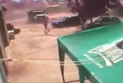 Под Одессой ветер поднял в воздух подростка (видео)