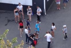 В Харькове на тротуаре лежала пьяная девочка (видео)