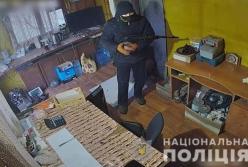 В Славянске мужчина с автоматом напал на пункт приема металлолома (видео)