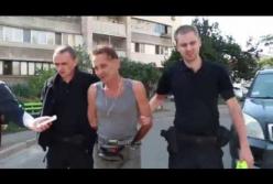 В Киеве мужчина закрыл мать на балконе, поджег квартиру и ушел пить пиво (видео)