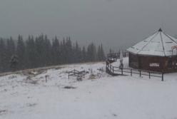 В Карпаты пришла зима: 10 см снега за сутки (видео)