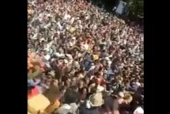 Бегущих от землетрясения людей сняли на видео