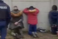 Школьников поставили на колени полицейские (видео)