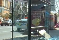 Троллейбус разнес остановку, на которой находилось около 10 человек (видео)