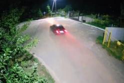 Автомобиль на скорости влетел в забор кладбища в Гатном (видео)
