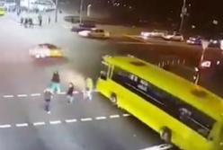 Видео момента жуткого наезда маршрутки на трех женщин на пешеходном переходе в Киеве: 18+ (видео)