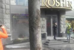 Мстят президенту: в Киеве подожгли магазины Roshen (видео)