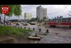 В Киеве возле метро затопило проезжую часть (видео)