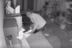 Офисный вор попал на камеру наблюдения (видео)