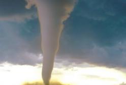 Уникальные кадры зарождения торнадо во Флориде (США): берег мгновенно разнесло во все стороны (видео)