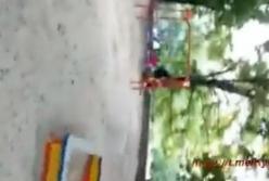 В Киеве наркоманы напали на детскую площадку (видео)