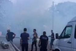 Во время выступления Порошенко в толпу бросили дымовые шашки (видео)