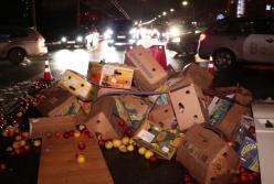 Дорогу засыпало яблоками: в Киеве произошло необычное ДТП (видео)