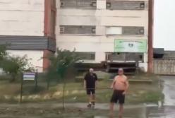 Рыбалка прямо на улицах Киева: после ливней не дороги, а настоящие реки (видео)